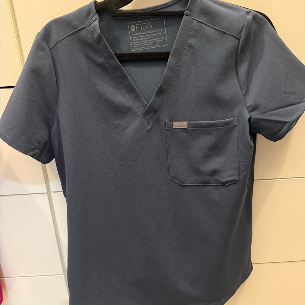 FIGS Women’s  Deep Blue Short Sleeve Tee and pants